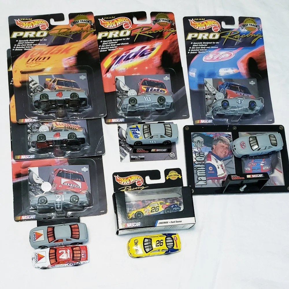 NASCAR Hotwheels Collection- Test Track - Picture 2 of 8